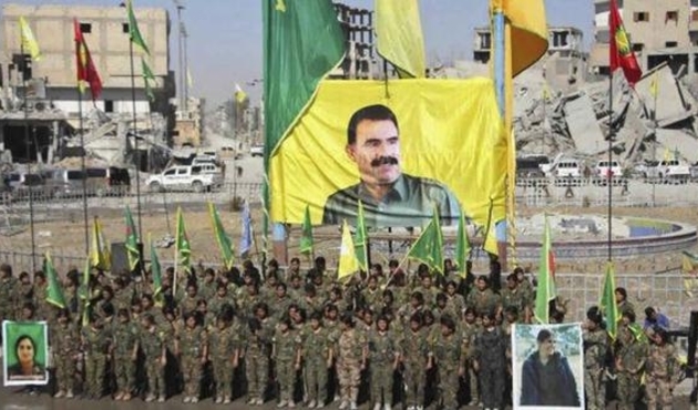 ABD yol verdi, PKK'lılar Rakka'da Öcalan posteri ile gövde gösterisi yaptı...