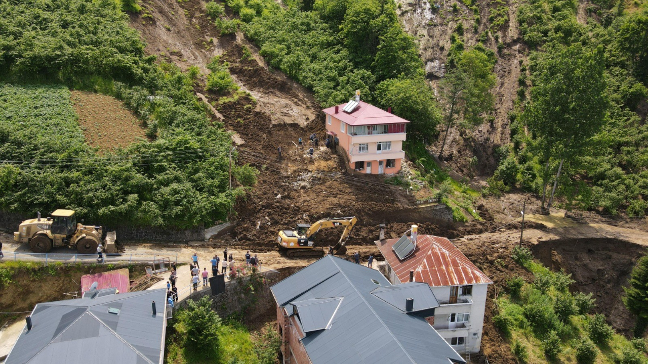 Trabzon'da sel sonrası heyelan alarmı! 3 katlı bina tahliye edildi
