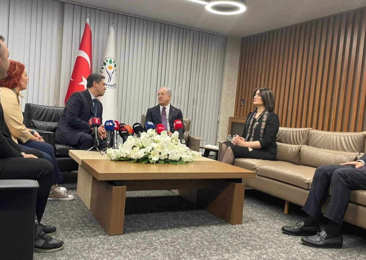 MHP-DEM Parti bayramlaşmasında "Demli çay" şakası gülümsetti!