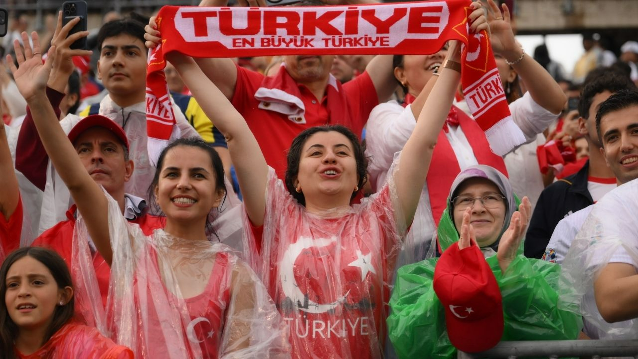Milliler ABD'de yalnız kalmadı! Sağanak yağışa rağmen Türk taraftarlar stada akın etti!
