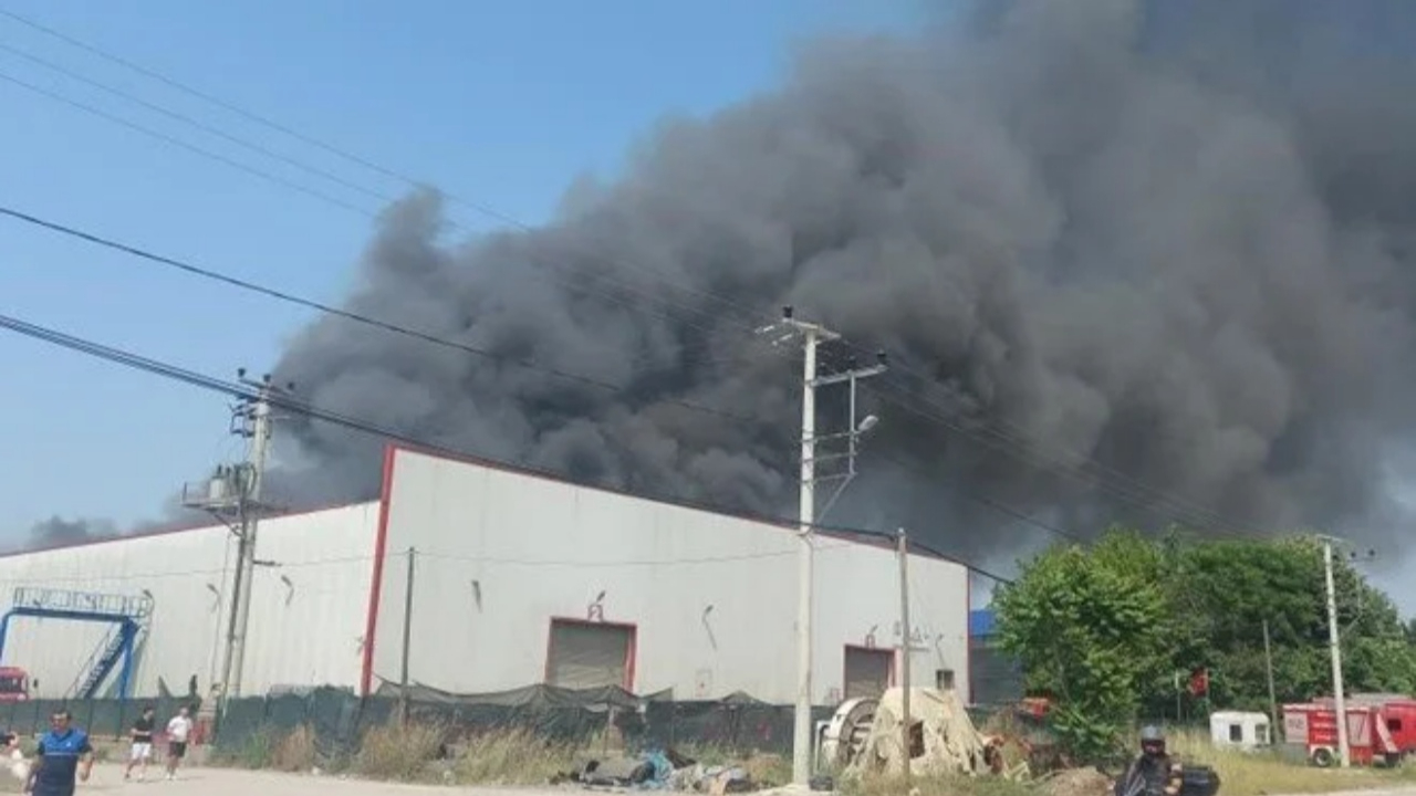 Alevlerle mücadele sürüyor! Kocaeli'de metal fabrikasında yangın