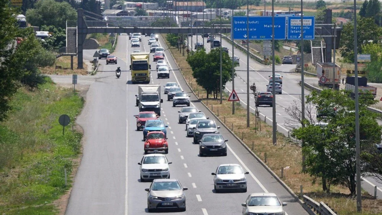 Bayram dönüşü İstanbul’da yoğunluk başladı! Tekirdağ girişinde trafik artıyor