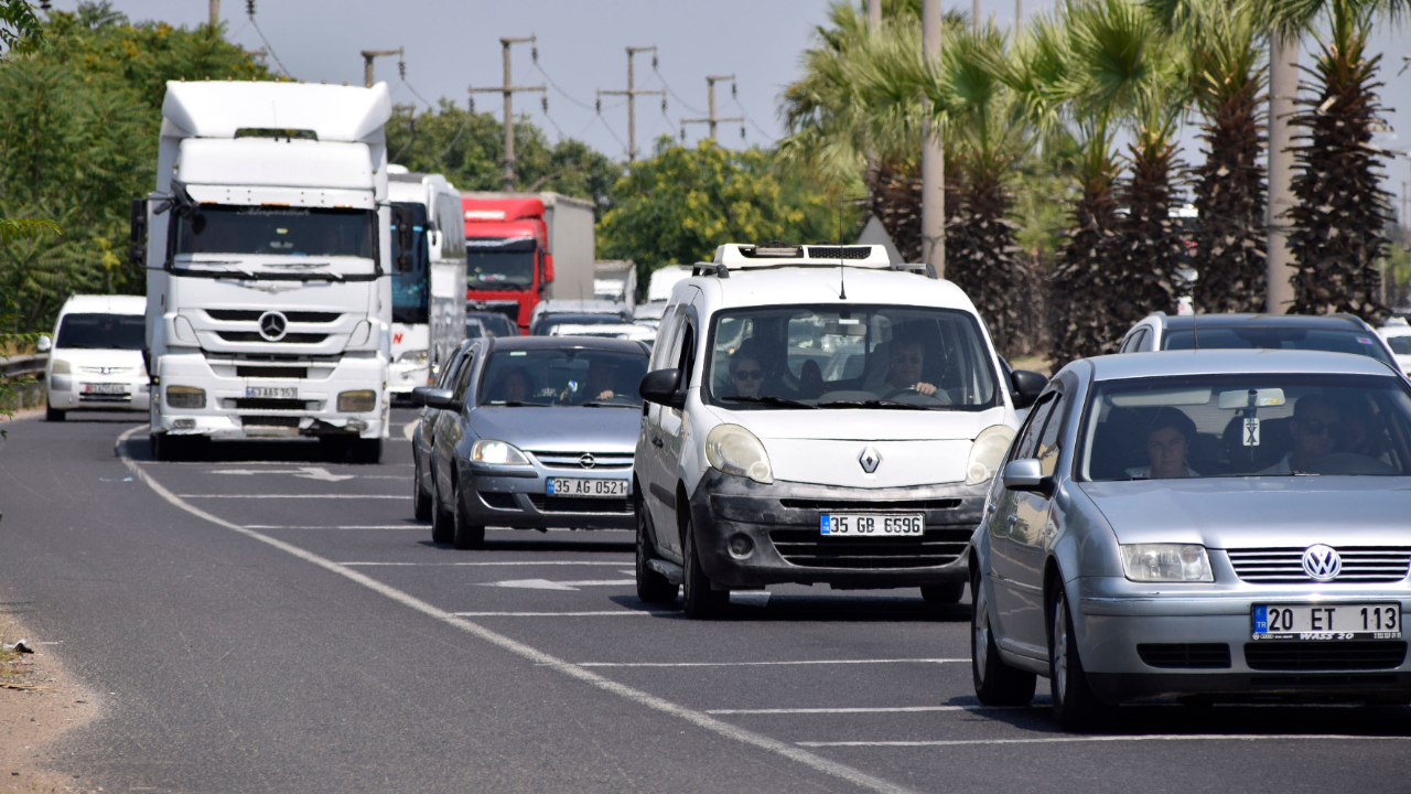 Bayram tatili bitti! İzmir, Manisa ve Aydın'da trafik felç