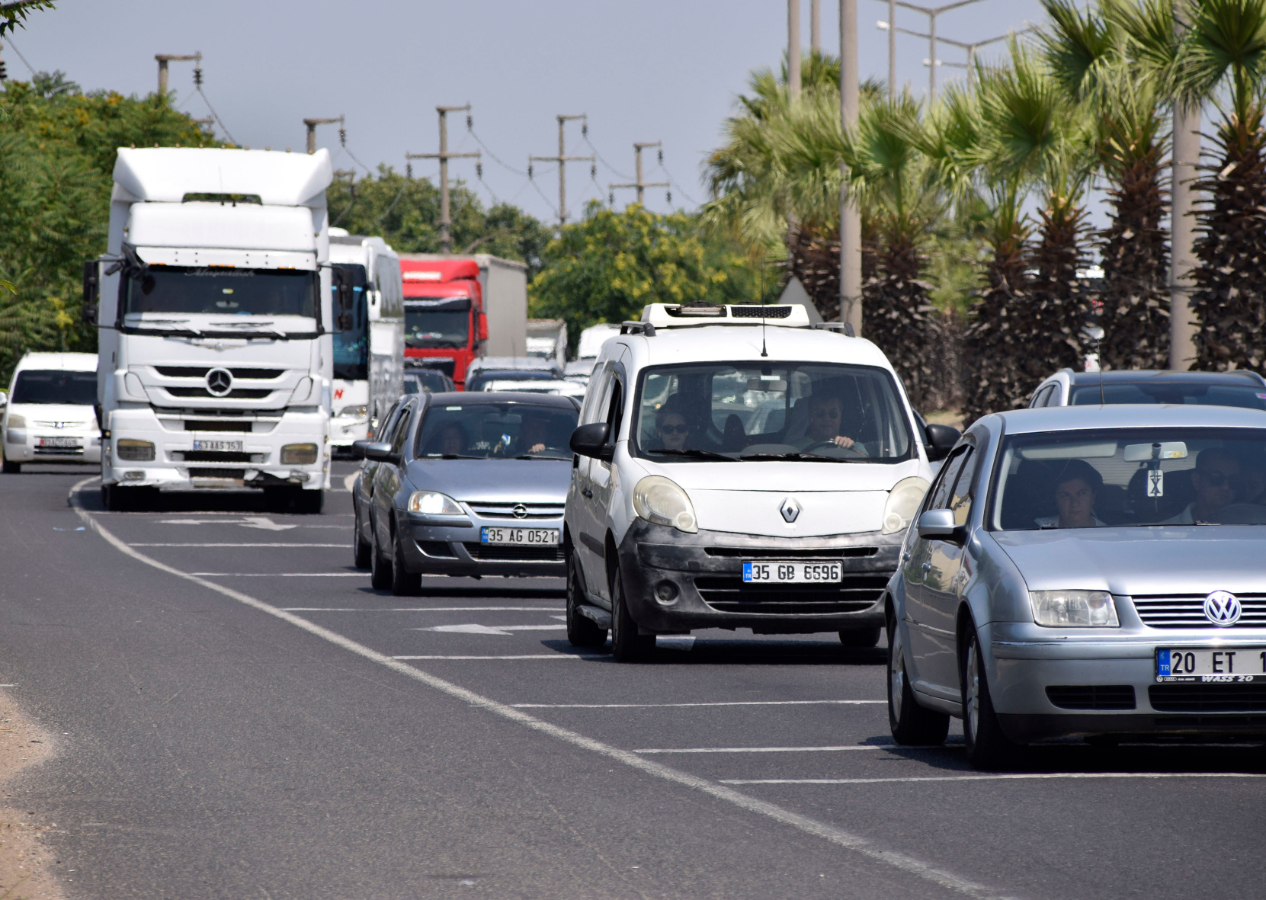 Bayram tatili bitti! İzmir, Manisa ve Aydın'da trafik felç