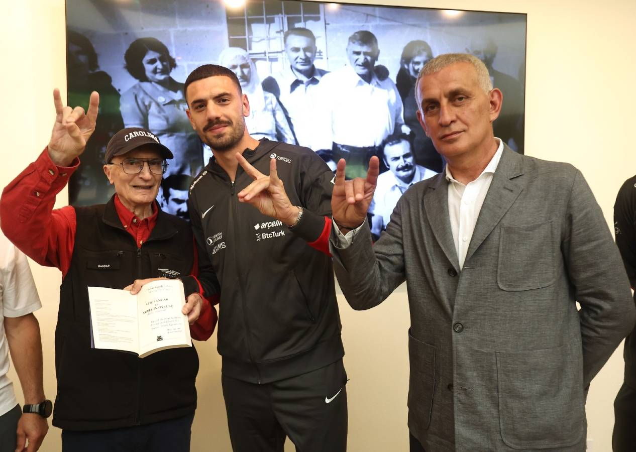 ABD galibiyeti sonrası Aziz Sancar'a ziyaret: Merih'e kitap imzaladı, "Tanrı Türkü Korusun!" notu düştü