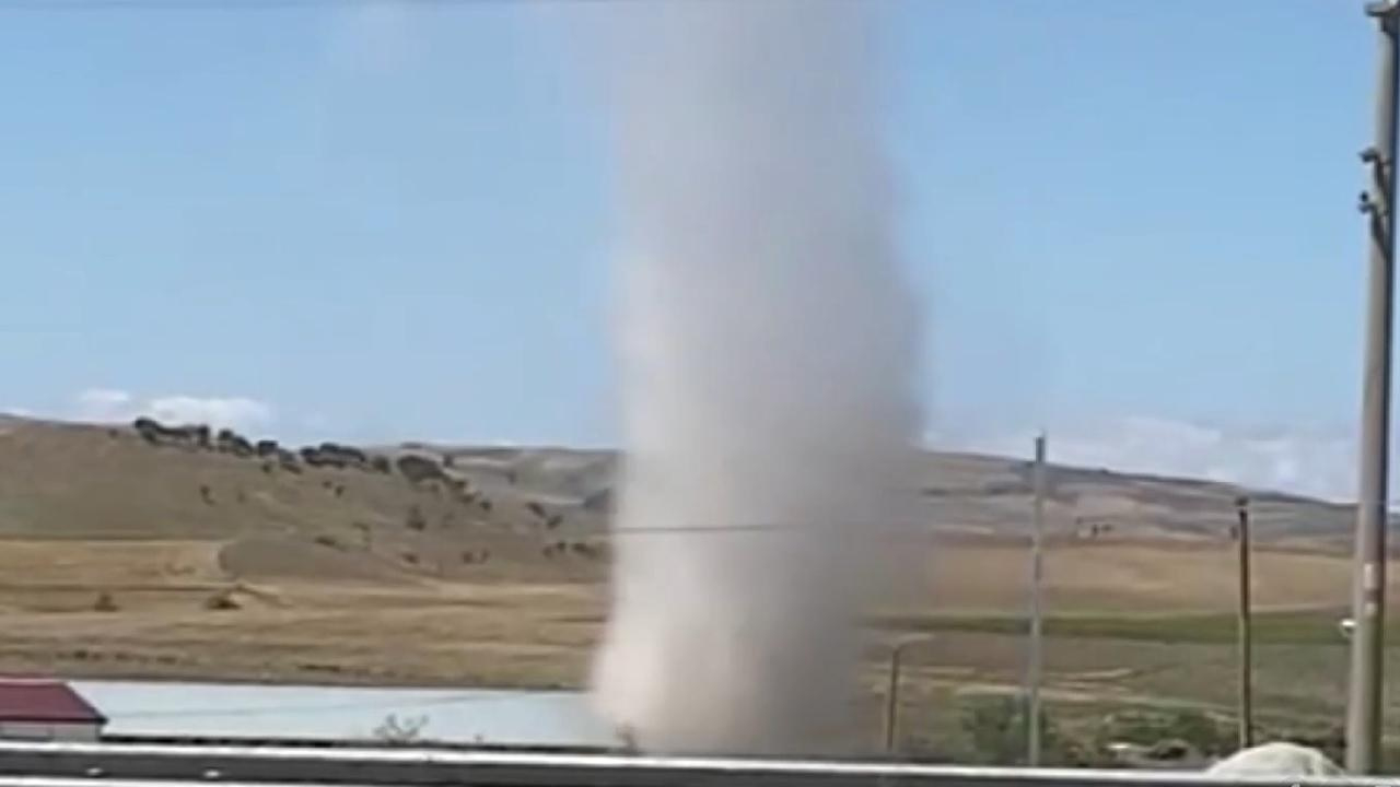 Çorum'da hortum panik yarattı! İki araç sarsıldı...
