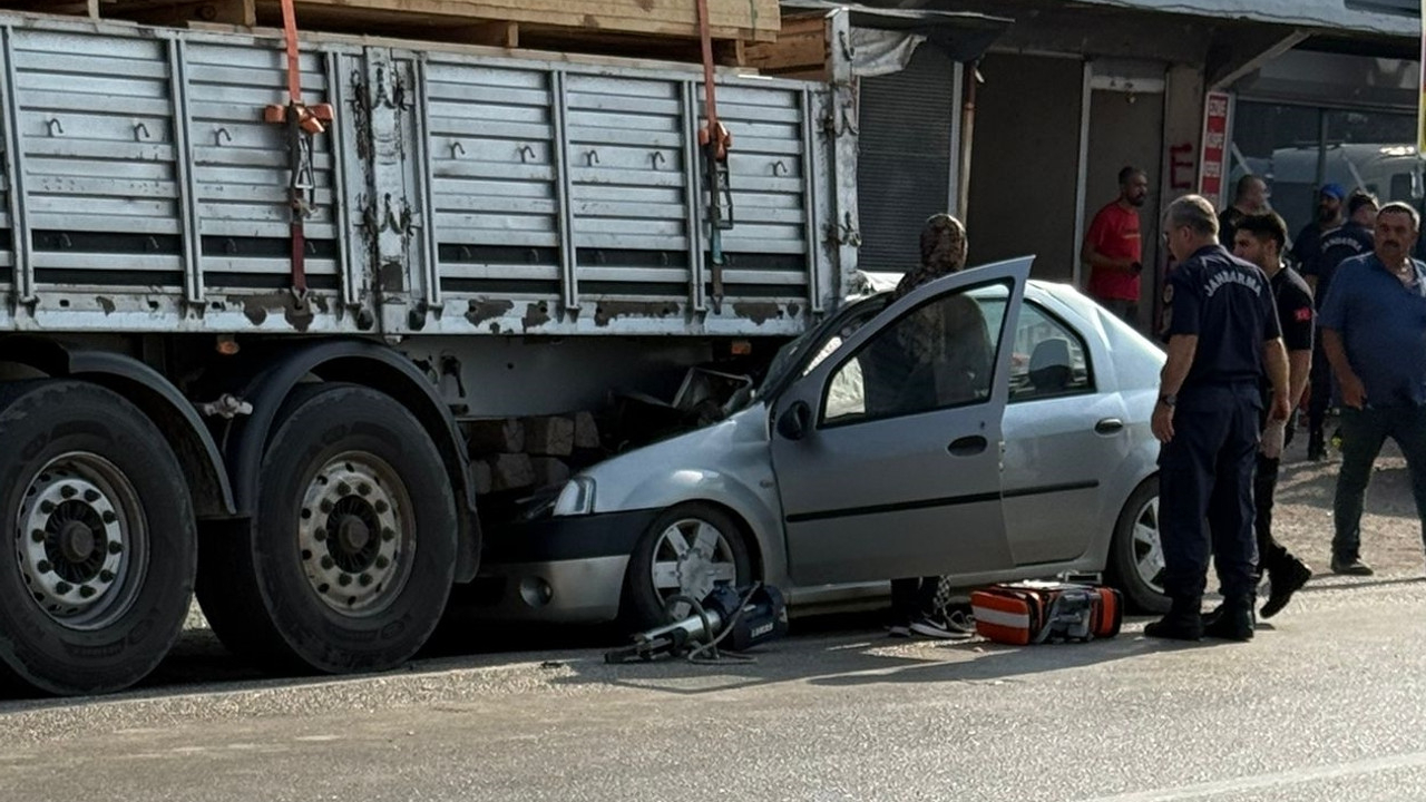 Adana feci kaza! Otomobil tıra arkadan çarptı: 1 ölü, 1 yaralı