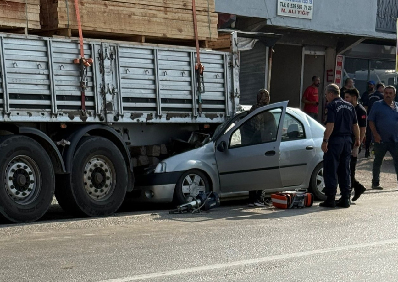 Adana feci kaza! Otomobil tıra arkadan çarptı: 1 ölü, 1 yaralı
