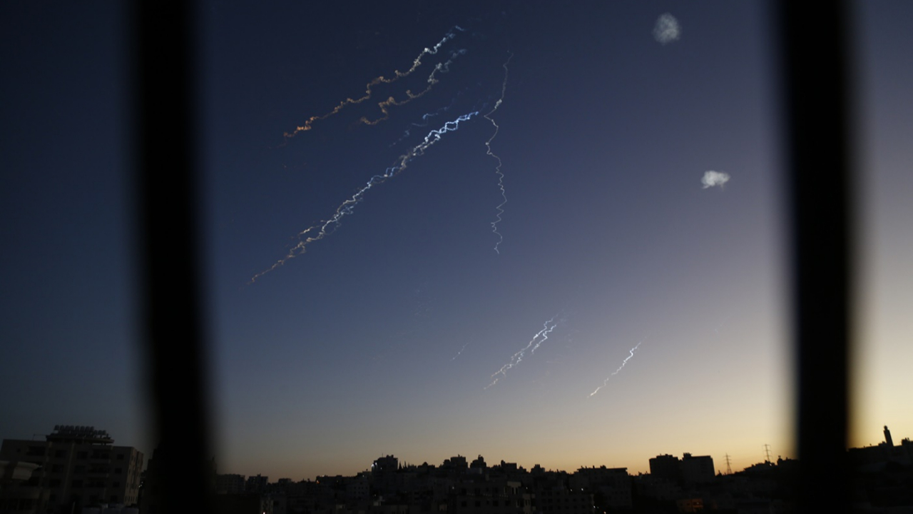 İran, Tel Aviv'in merkezini vurdu! Saldırılarda 3 kişi öldü, 91 yaralı var