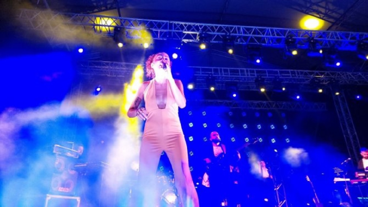 Tekirdağ eğlenceye doydu! Zeynep Bastık ve Yüksek Sadakat konser verdi
