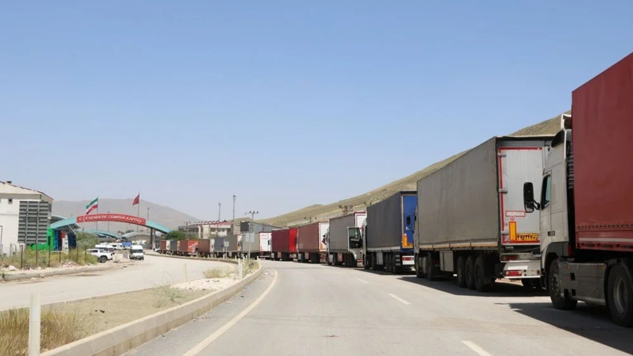 Türkiye İran sınırında gergin bekleyiş! Esendere’de 5 kilometrelik tır kuyruğu oluştu