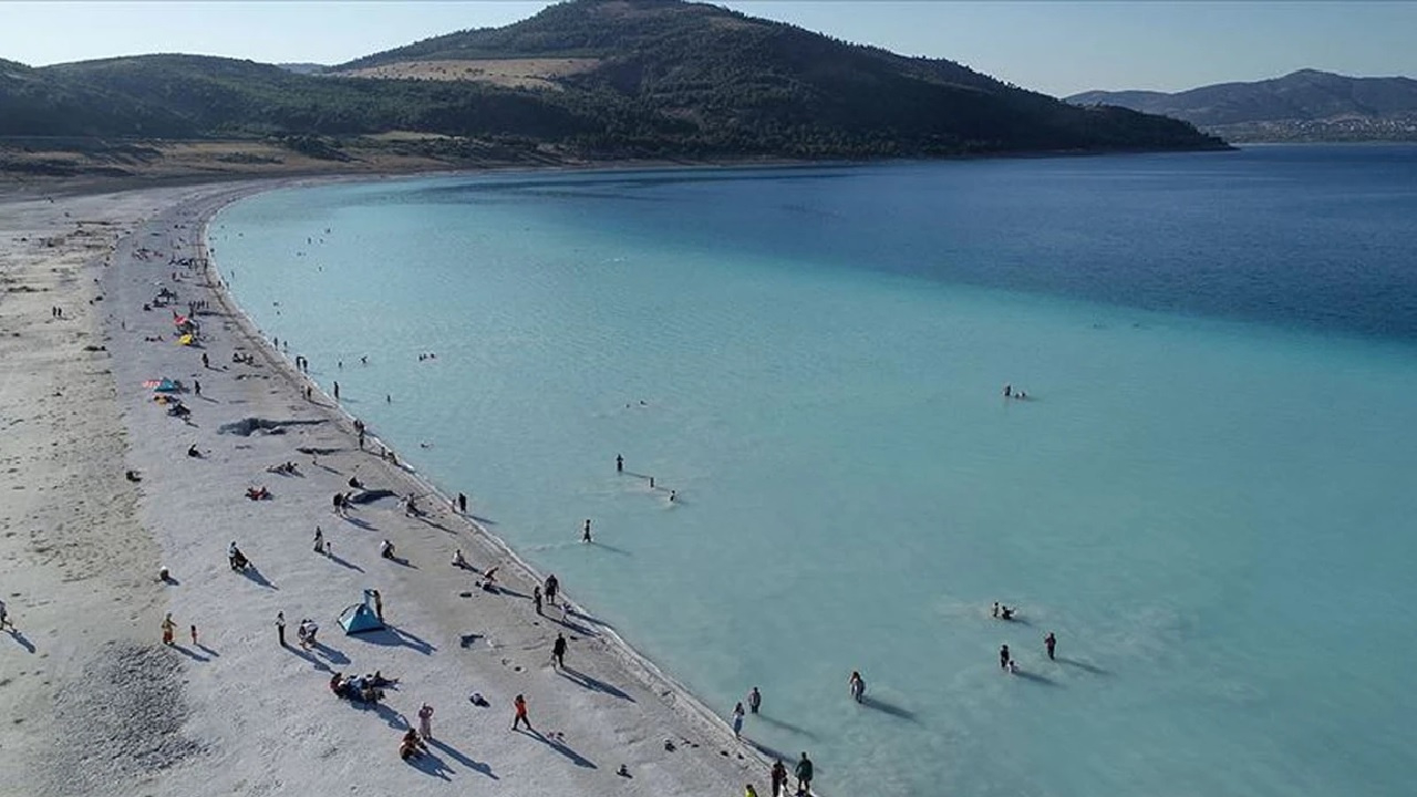 Salda Gölü’ne girmişlerdi! Baba ve oğul boğuldu, kızı ise vatandaşlar kurtardı...