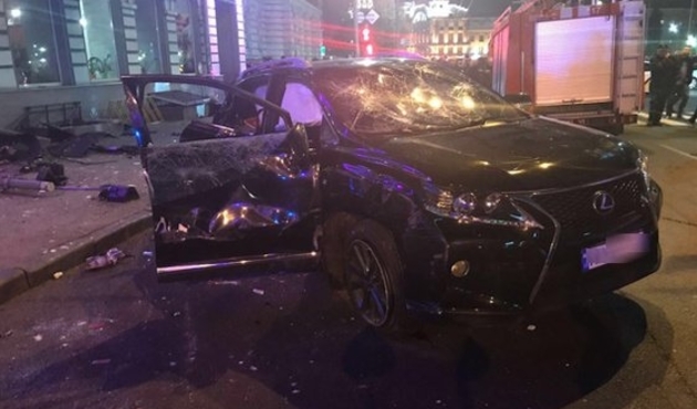 Ukrayna’da araç kalabalığın arasına daldı...