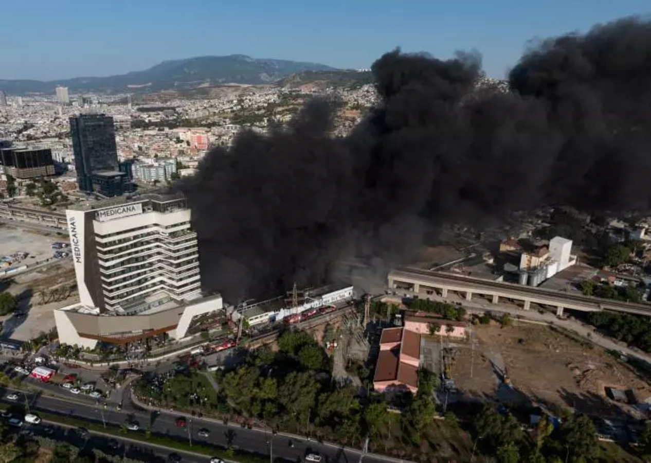 İzmir'de korku dolu anlar! Hastane yakınında büyük yangın: Tüm hastalar nakliye edildi
