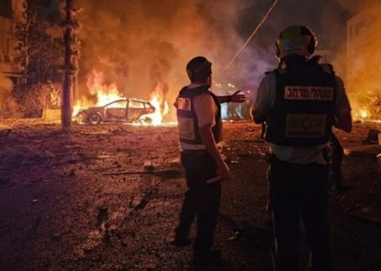 İran İsrail'i balistik füzelerle vurdu: Hayfa kenti yanıyor!