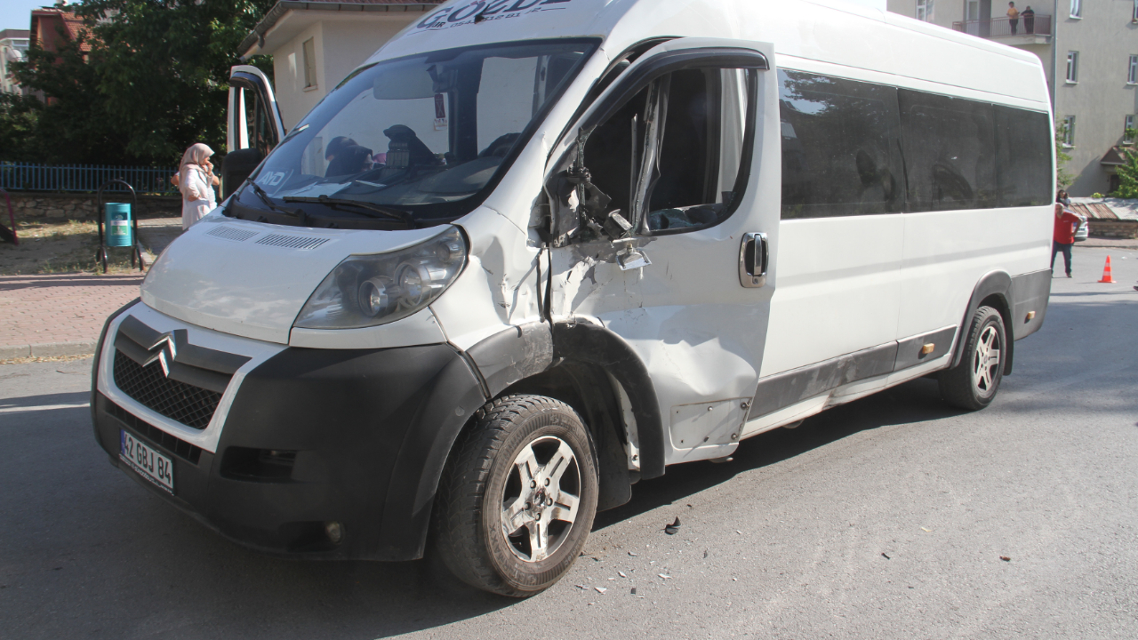 Konya'da öğrenci servisi ile motosiklet çarpıştı! Sürücü vefat etti