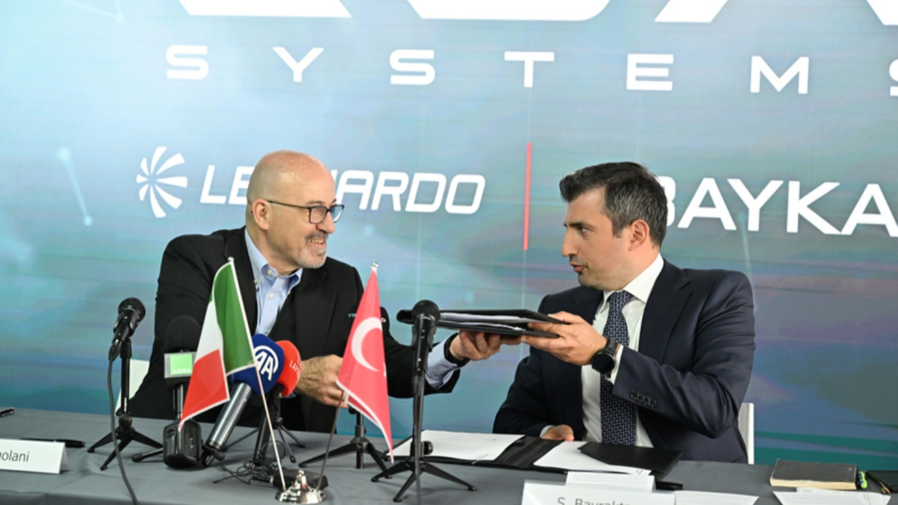 Baykar-Leonardo ortaklığı Paris AirShow’a damga vurdu! Selçuk Bayraktar ve Cingolani’den tarihi imza