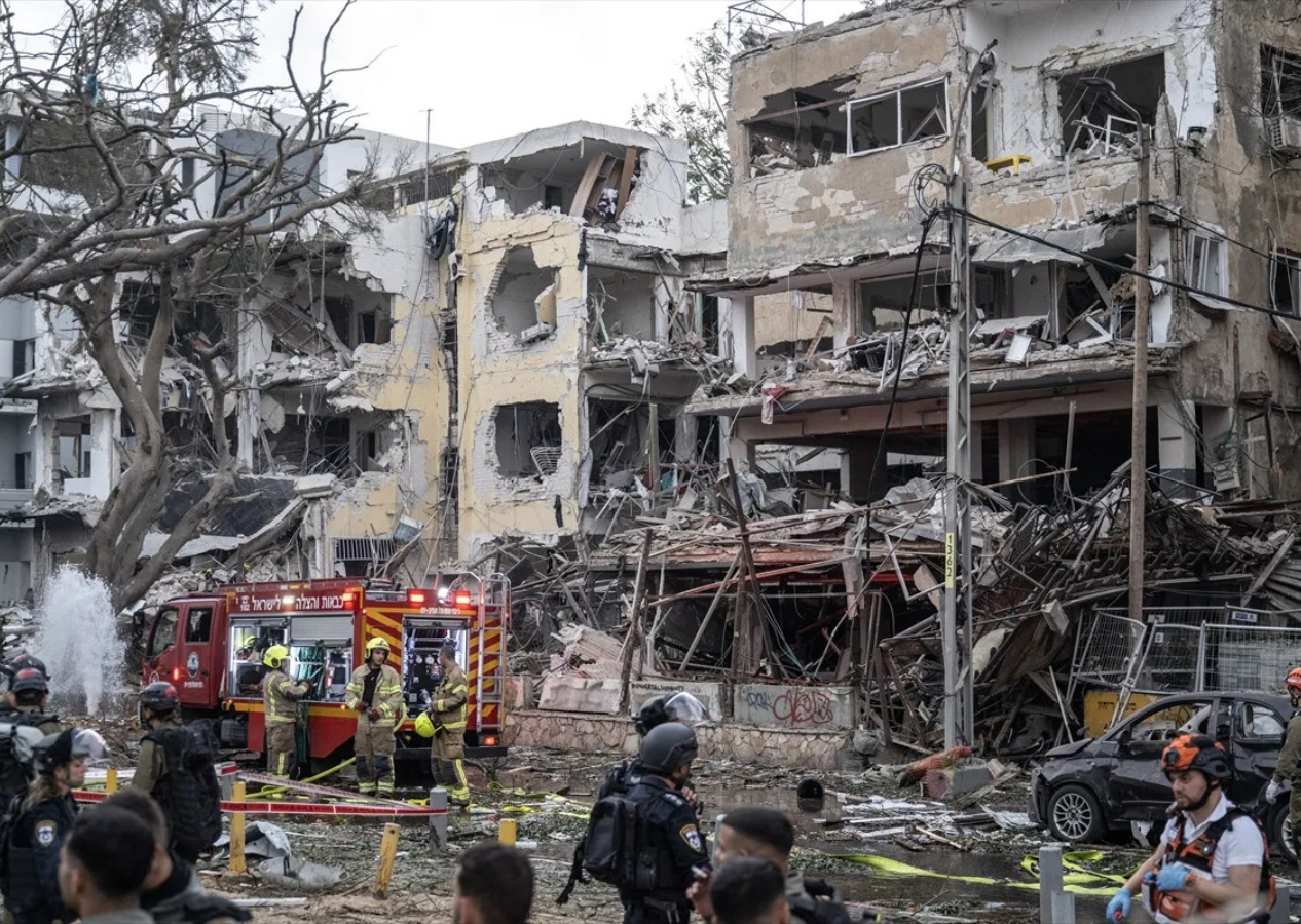 İran’dan İsrail'e füze yağmuru: Tel Aviv başta olmak üzere birçok kentte "akılalmaz yıkım"
