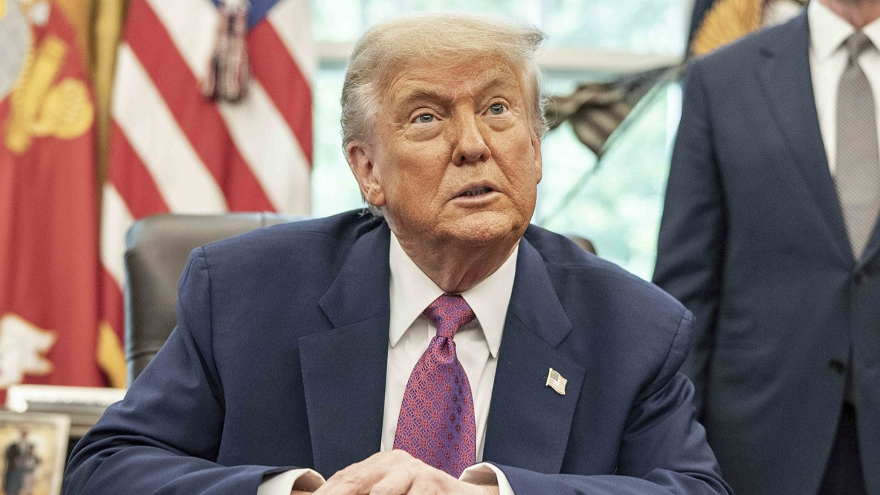 Ekonomi ile de savaşıyor! Trump’tan Fed başkanına ağır sözler: “Aptal biri faiz indirmez!”