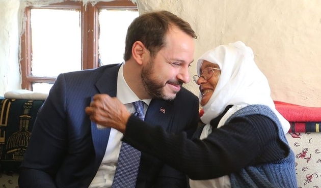 Bakan Albayrak'tan Hesna nineye ziyaret...