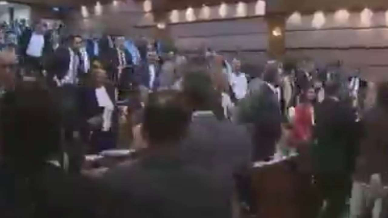 İBB Meclisi’nde kıyamet koptu! AK Parti ve CHP'li üyeler birbirine girdi: Yumruklar havada uçuştu!