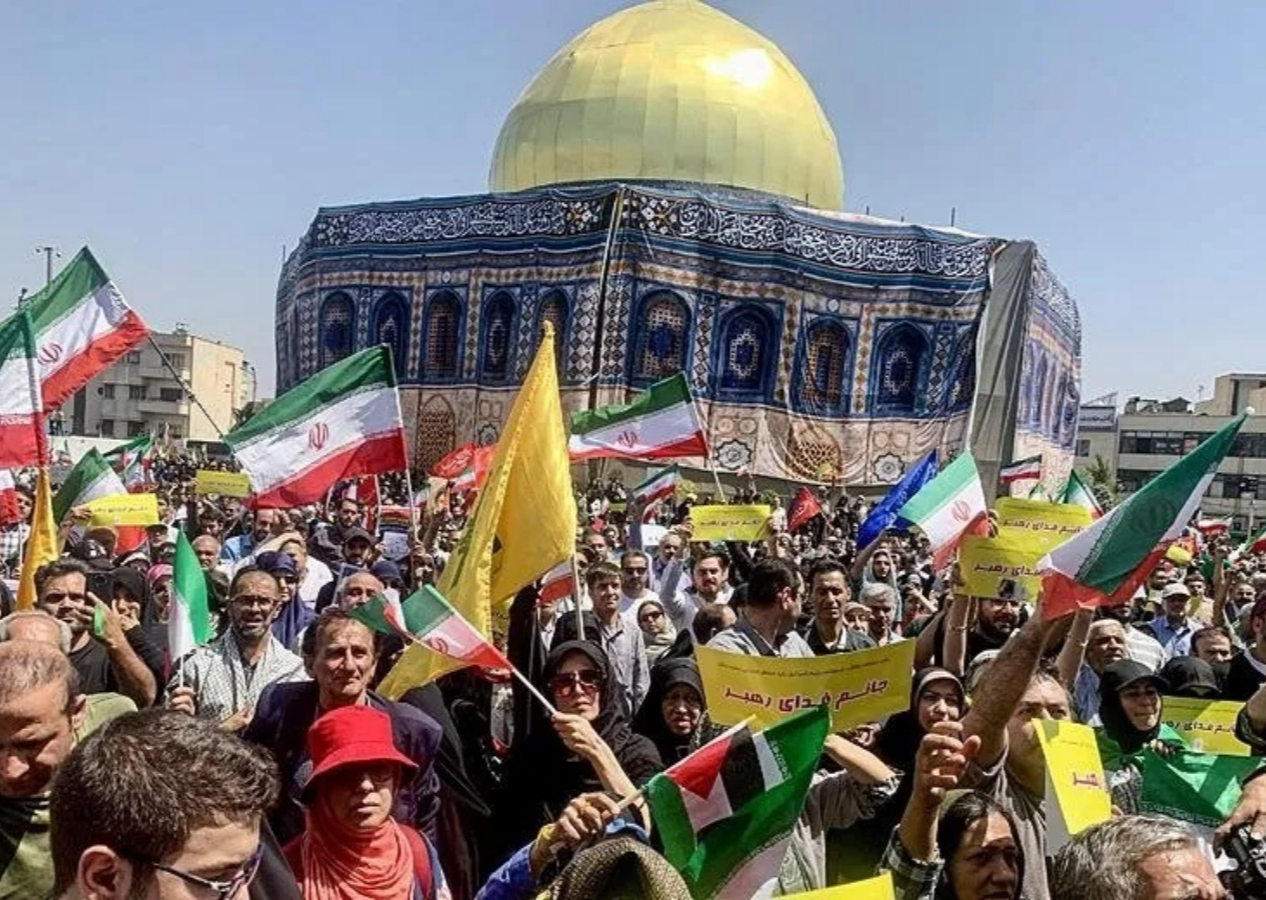 Tahran'da halk sokaklara döküldü: "Cuma öfkesi"nde İsrail ve ABD'ye lanet yağdı! "Kahrolsun İsrail!” sloganları Tahran’ı inletti...