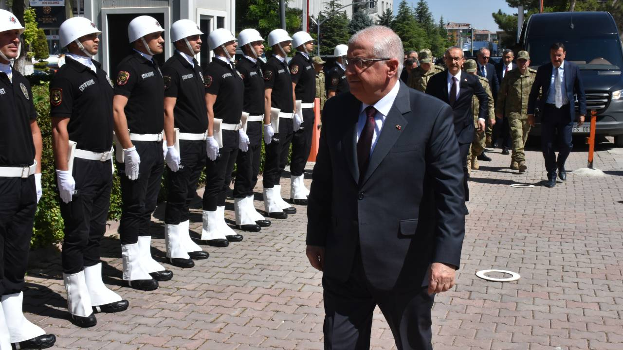 Bakan Güler'dan flaş açıklama: Türk ordusu her türlü senaryoya hazırlıklı, sorumluluklarımızı biliyoruz