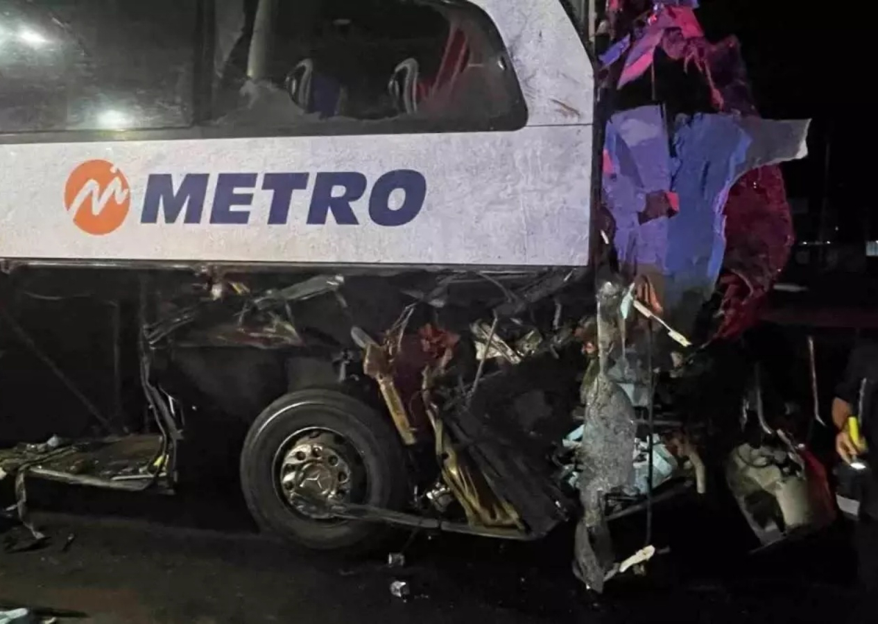 Sakarya'da yolcu otobüsü TIR’a arkadan çarptı: 2’si ağır, 12 kişi yaralandı