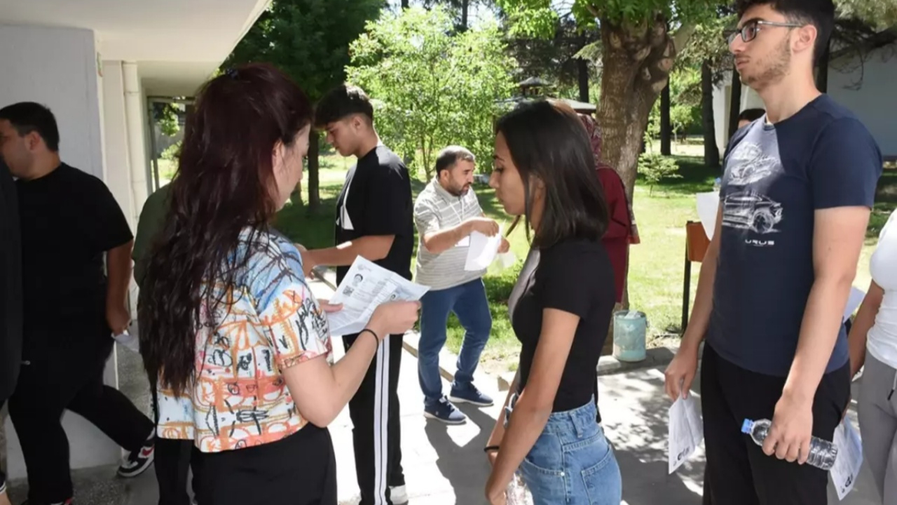 Üniversite hayali için ilk adım: 2,5 milyon aday YKS maratonunda ter döküyor! TYT başladı...