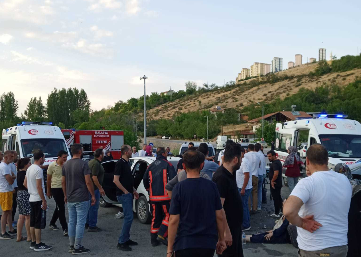 Malatya'da mutlu günleri hastanede bitti! Konvoyda kaza: 11 yaralı