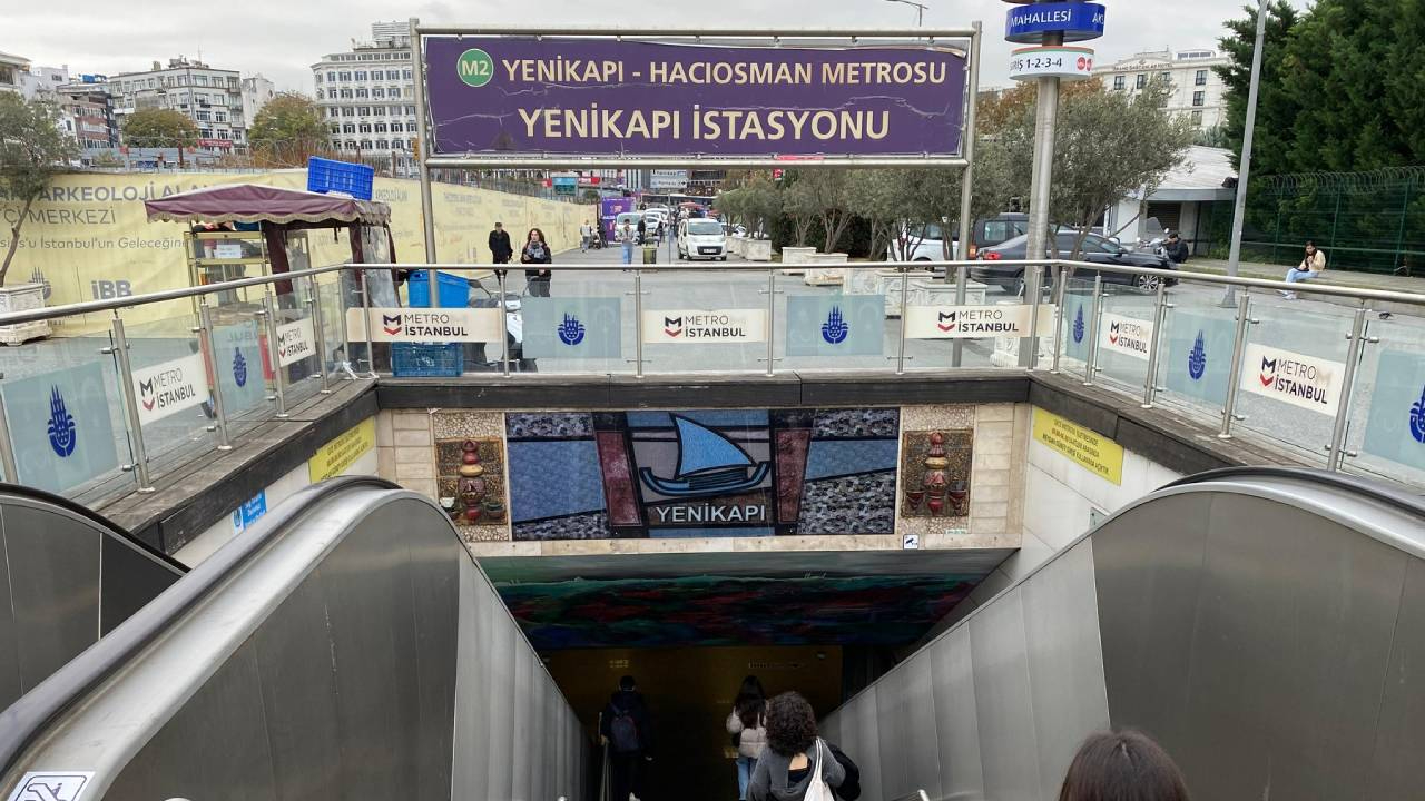 Metroda intihar girişimi! Trenin altına atladı, seferler durdu