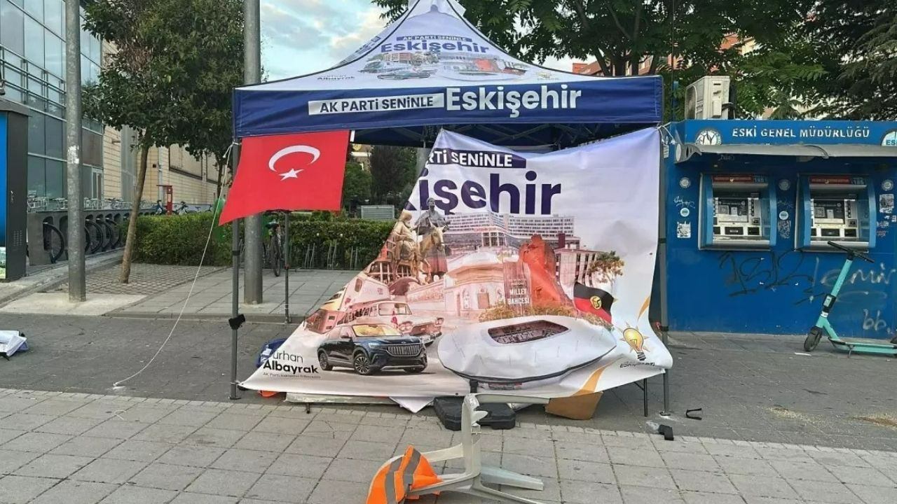 Resmen vandalizm! AK Parti standına çirkin saldırı! Şüpheli yakalandı!