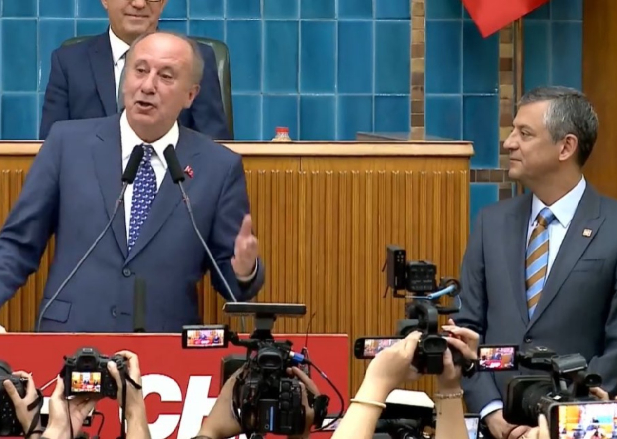 4 yıl önce istifa eden Muharrem İnce yeniden CHP'de! Rozetini Özgür Özel taktı...