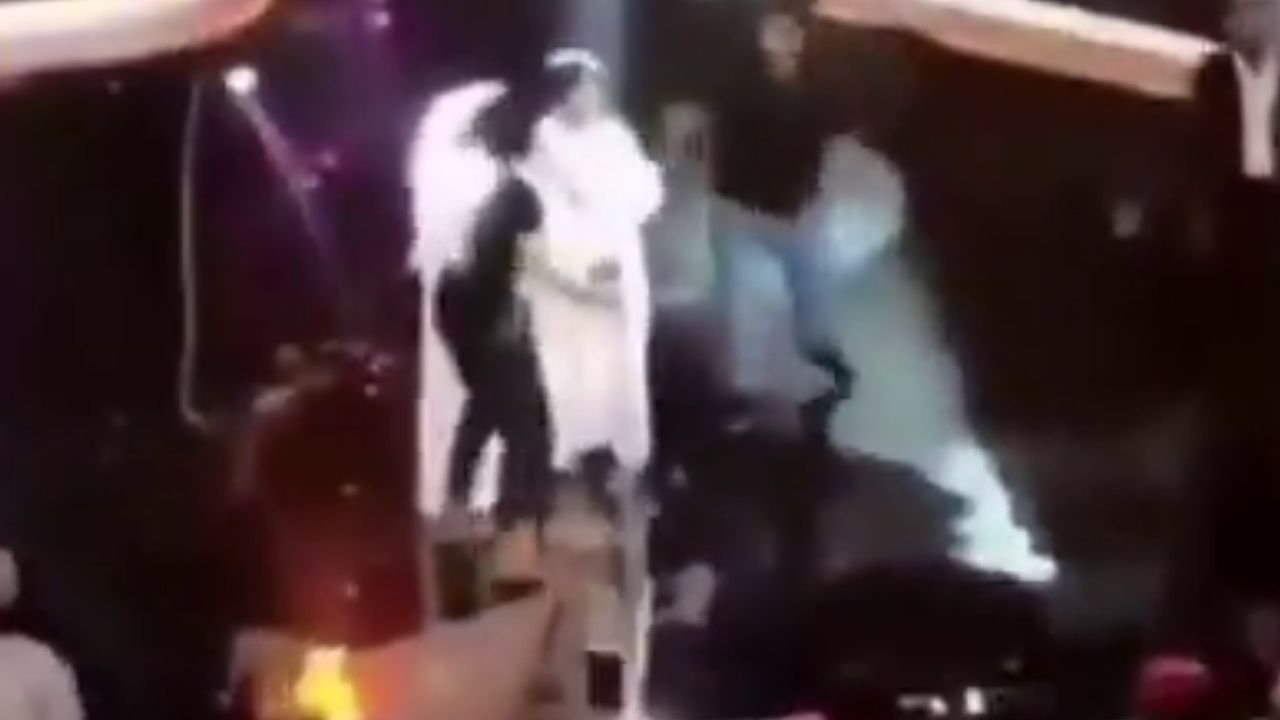 Umman’da skandal konser!  “Beni Tel Aviv’e Götür” diyen BAE’li şarkıcı sahneden dövülerek atıldı