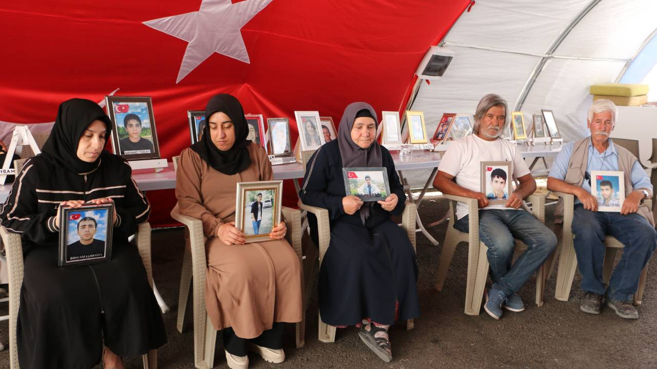 Boşuna çekilmedi bunca acılar... Diyarbakır anneleri kavurucu sıcaklara rağmen evlat nöbetine devam ediyor