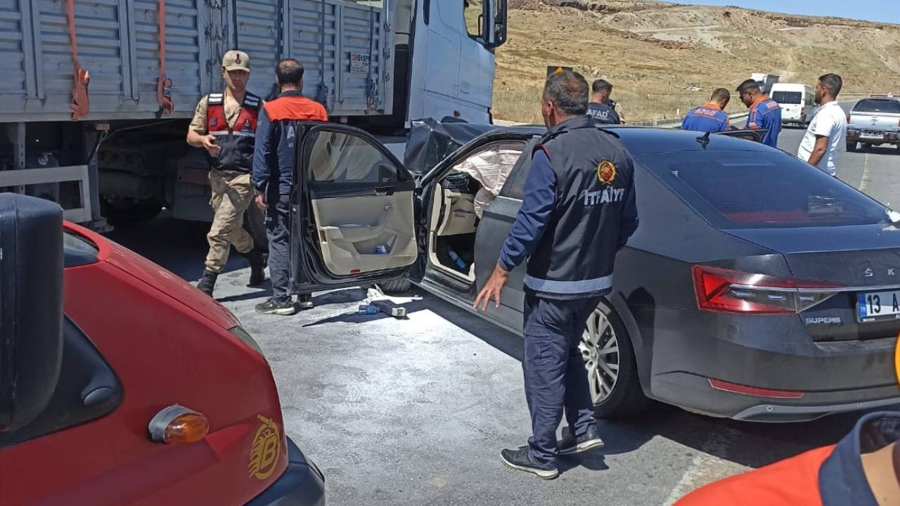 Makam aracı tıra çarptı! Adilcevaz Kaymakamı Nurhalil Özçelik trafik kazası geçirdi