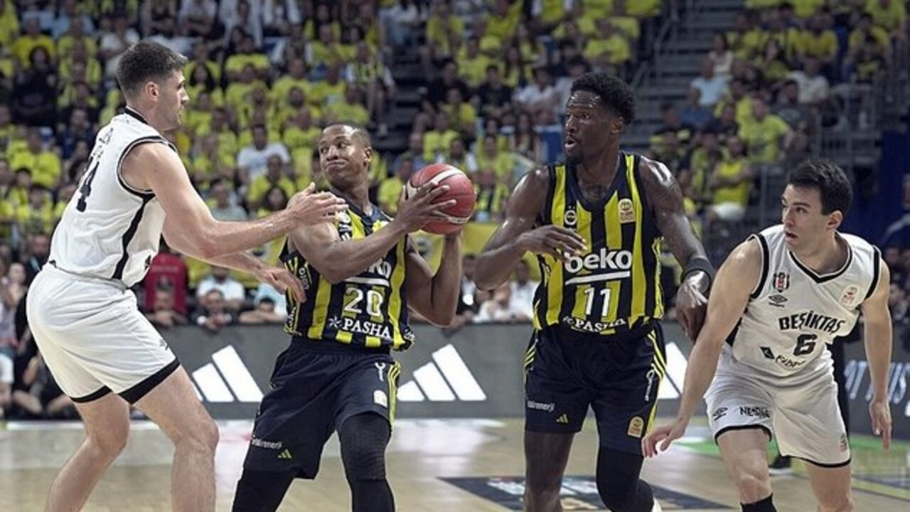 Fenerbahçe ezeli rakibini yıktı, Basketbol Süper Ligi'nde şampiyonluğa ulaştı (Fenerbahçe Beko 84 - 68 Beşiktaş Fibabanka | Maçın özeti)