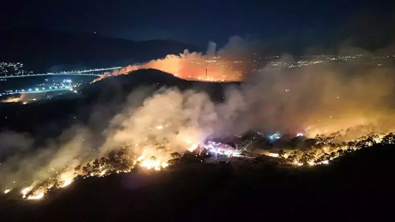 İzmir'de çöplük yangını ormana sıçradı! İzmir ormanları tehlikede: Hızlı ve kararlı müdahale başladı