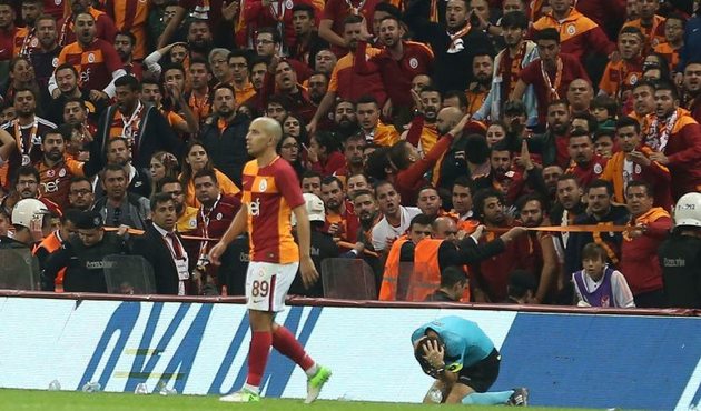 Dev derbide ortalık karıştı! Hakem yerde kaldı...