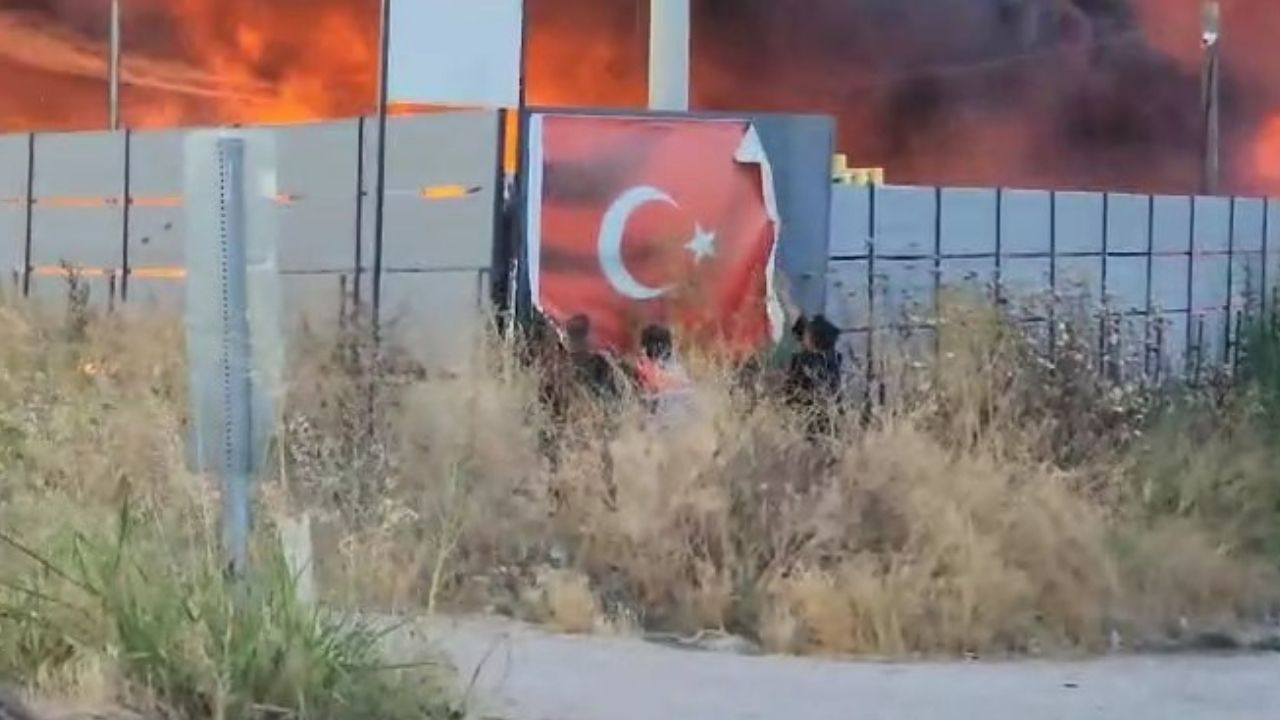 Her şey yandı sadece o kaldı! Türk bayrağını alevlerin içinden böyle çıkardılar!