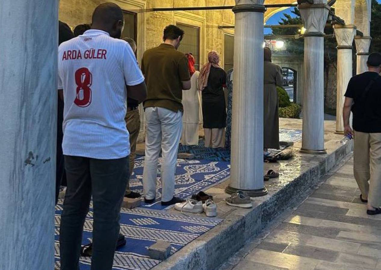 Diyanet'e tepki yağıyor! Üsküdar’daki Kuşkonmaz Camii’nde kadınlar erkeklerin önünde saf tutup namaz kıldı