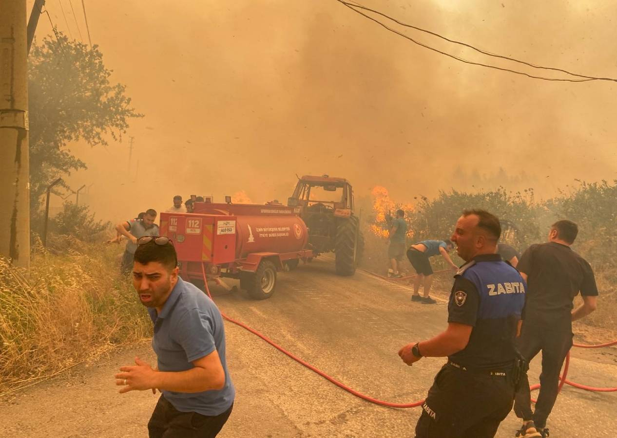 İzmir orman yangını büyüyor! Alevlerin ulaştığı 5 mahalle tahliye edildi