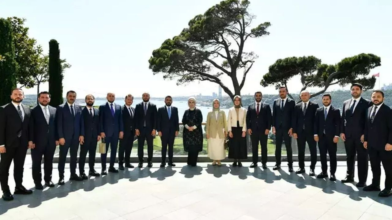 Emine Erdoğan’dan gençliğe tam destek! TÜGVA ile bir araya geldi!