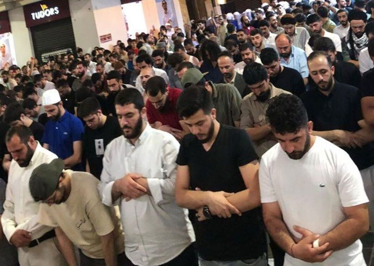 On binlerce Müslüman, Leman dergisinin önünde yatsı namazını kıldı