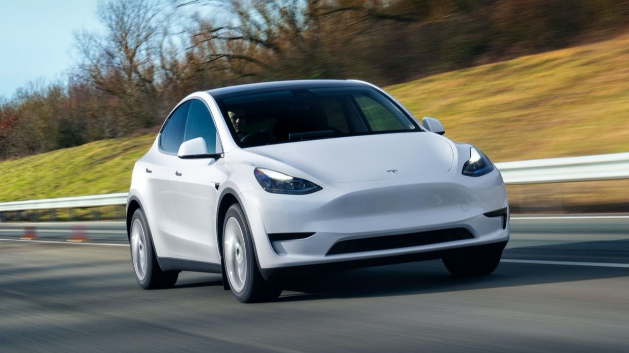 Tesla’dan tarihi başarı ve tartışmalı final! Sürücüsüz Model Y fabrikadan eve gitti, ama yanlış park etti