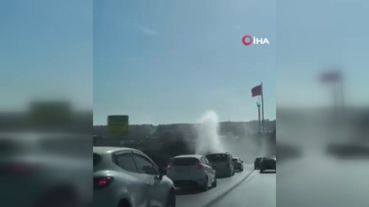Yine İstanbul yine kriz! E-5'te su borusu patladı, trafik felç oldu! Metrelerce yükselen su, sürücülere zor anlar yaşattı