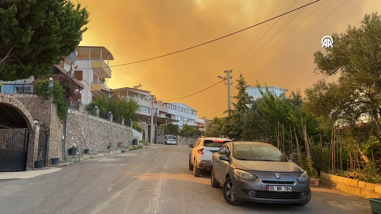 Seferihisar’da orman yangını alarmı! Atatürk Mahallesi tahliye edildi, kara yolu trafiğe doymadı!