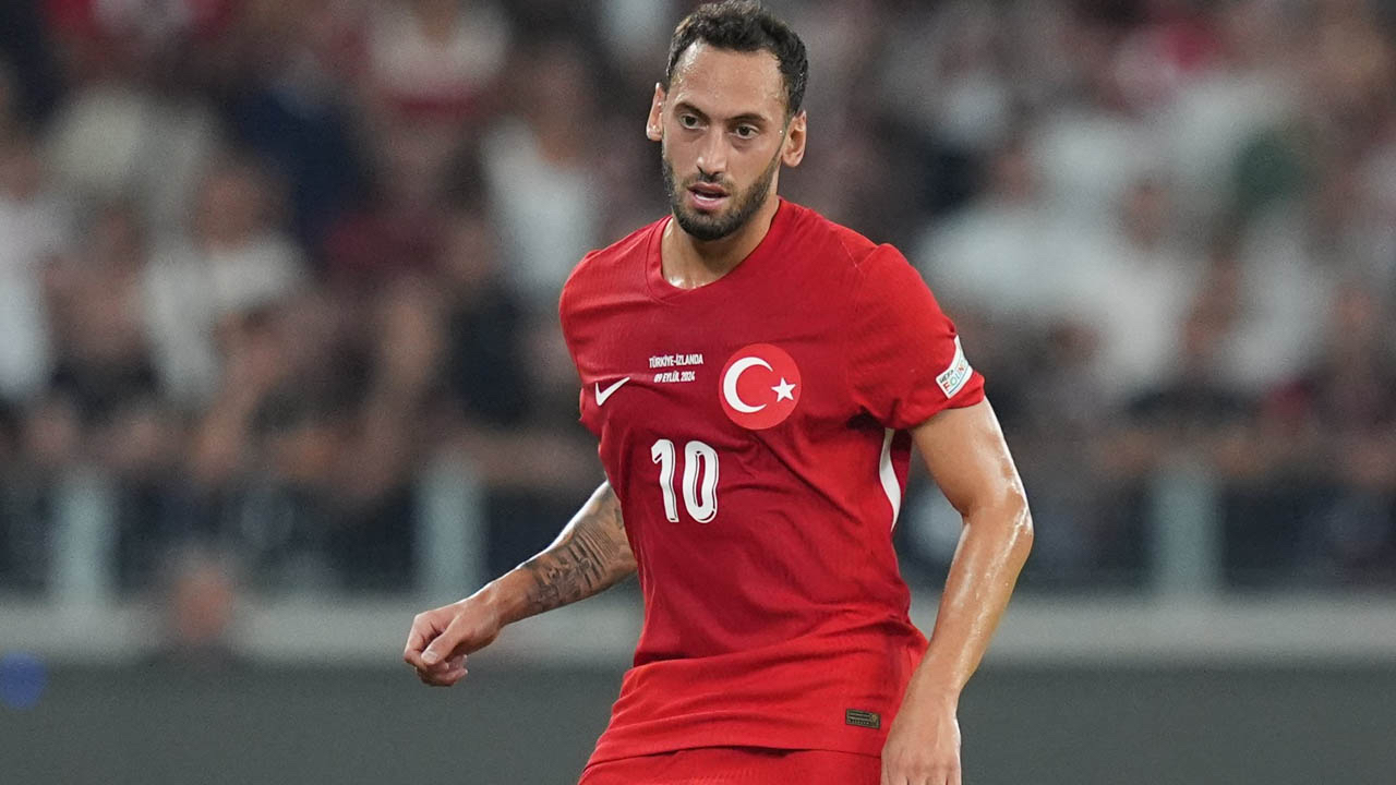 Hakan Çalhanoğlu Galatasaray'a imza atmak için gün sayıyor