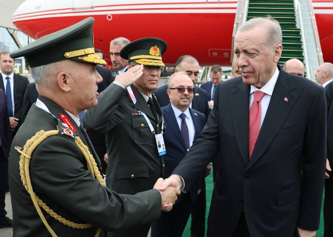Cumhurbaşkanı Erdoğan Ekonomik İşbirliği Teşkilatı 17. Zirvesi için Azerbaycan'da