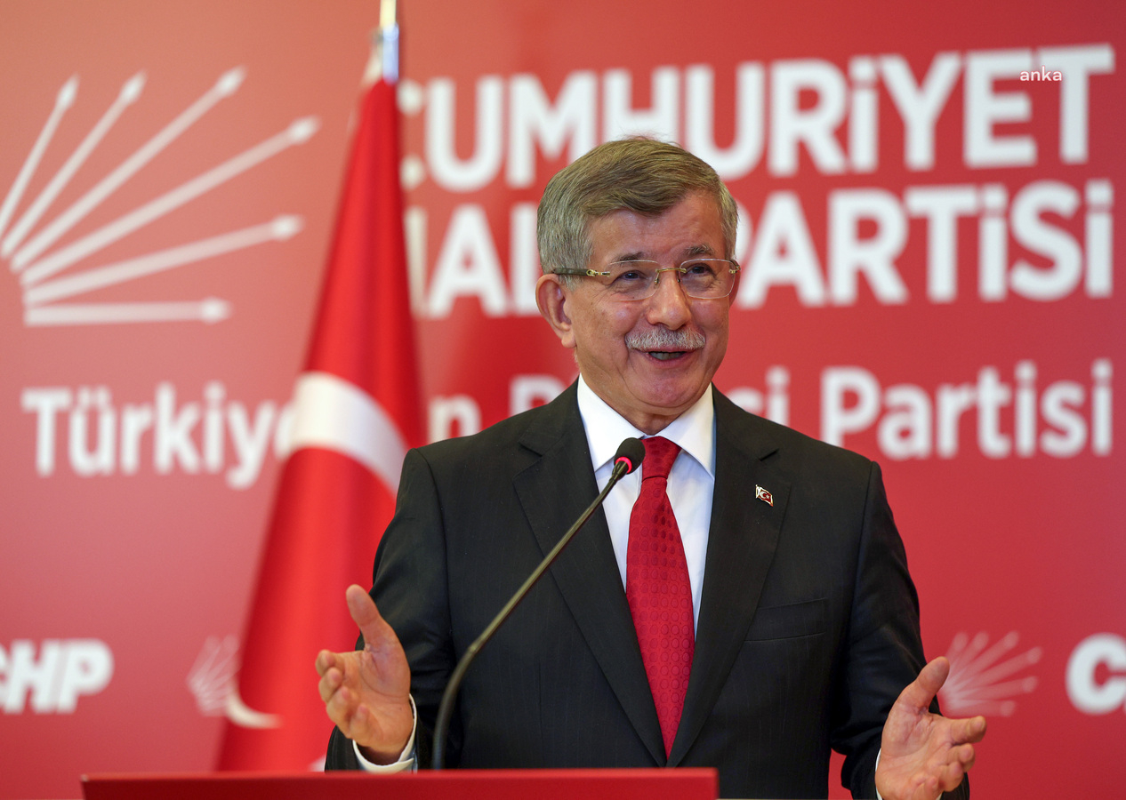 Ahmet Davutoğlu'dan CHP'li belediyelere yapılan operasyona ilginç tepki: Bakara 44. ayetini örnek gösterdi.